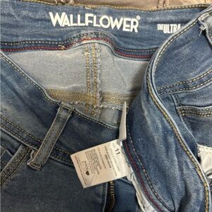 Wallflower Women's Light Blue Jeggings